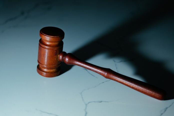 florida-ag-urges-dismissal-of-seminole-tribe-lawsuit a gavel hitting a marble surface